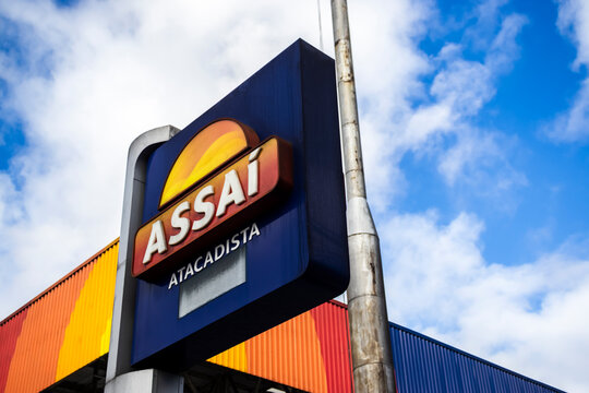 Sao Paulo, Brazil, 01/23/2026. Sign and colorful facade of an Assa&iacute; Atacadista, a major Brazilian cash-and-carry wholesale store, located in the city of Sao Paulo, Brazil, under a blue sky.