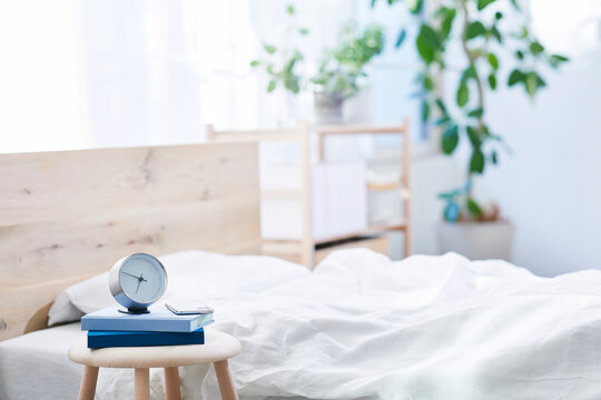 日差しが入るベッドルーム