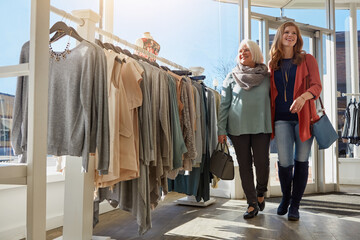 Naklejka premium Women, outfit and fashion for shopping with family, designer apparel and boutique store. Adult daughter, senior mother and shop promotion with style idea, thinking or bonding with clothing purchase