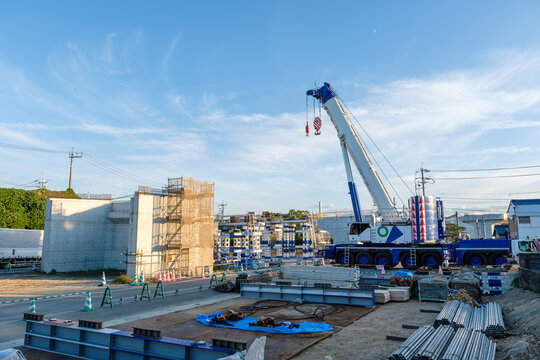 建設が進む高架道路の工事現場と大型クレーン車