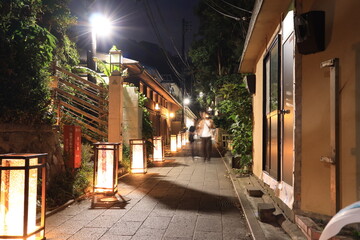 江ノ島にある神社や歩道がライトアップされた夜景

