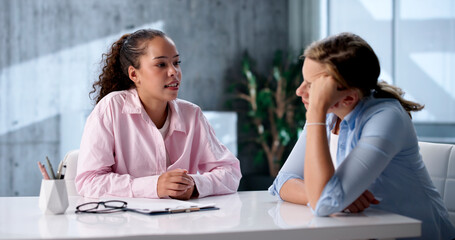 Obraz premium Upset Woman Receives Support