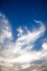 Obraz premium Soft, drifting clouds shaping a beautiful textured sky.