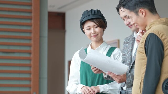 店舗施設で打ち合わせする店員・設計士・作業員