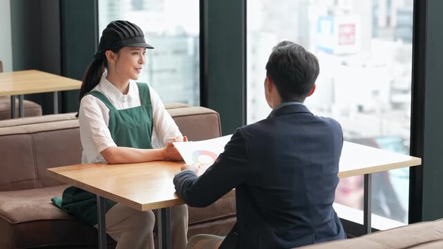 コンサルタントと面談する飲食店店員
