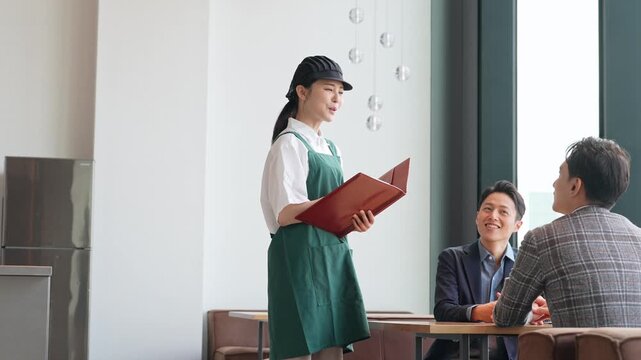 接客、飲食店、レストラン、オーダー、メニュー、お客様、店員、スタッフ、カフェ、注文、従業員、ファストフード、ショップ、室内、接客業、女性、エプロン、日本人、仕事、アルバイト、パート、職場、スキマバイト、スキマワーク、求人、人材、サービス、サポート、インテリア、内装、店内、笑顔、談笑、店舗、男性、会話、オフィス、話す、働く、30代、若い、20代、フランチャイズ、FC、明るい、ロビー、ラウンジ、60p
