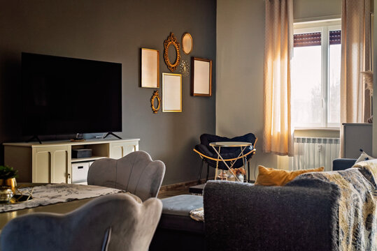 Soggiorno elegante con parete decorata e luce naturale