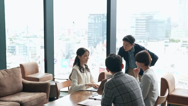 チームワーク、グループ、ビジネスパーソン、カジュアル、シリアス、ディスカッション、商談、会議、ミーティング、交渉、真剣、疑問、説得、説明、チームビルディング、議論、討論、意見交換、顧客、BtoB、クリエイティブ、デザイナー、ディレクター、ディレクション、接客、提案、プレゼンテーション、相談、ビジネス、オフィス、ビジネスマン、人材、協力、同僚、仕事、職場、企業、経営、会話、打ち合わせ、スタートアップ