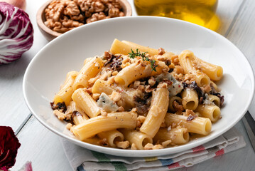 Tortiglioni con radicchio, gorgonzola e noci, Pasta Italiana 
