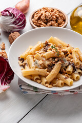 Tortiglioni con radicchio, gorgonzola e noci, Pasta Italiana 