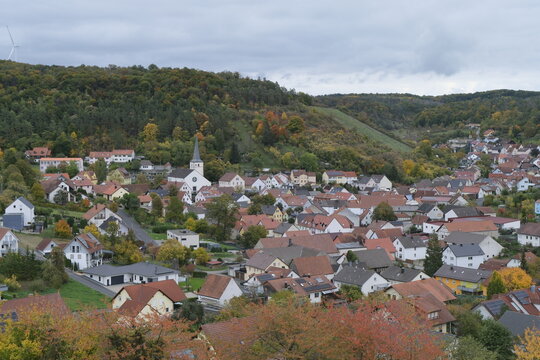 Blick auf das Weindorf Ramsthal und seine Weinberge, Landkreis Bad Kissingen, Franken, Unterfranken, Bayern, Deutschland