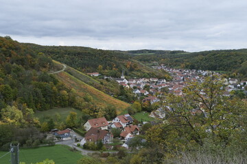 Fototapeta premium Blick auf das Weindorf Ramsthal und seine Weinberge, Landkreis Bad Kissingen, Franken, Unterfranken, Bayern, Deutschland