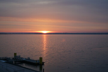 Sonnenaufgang am neuen See in der Lausitz