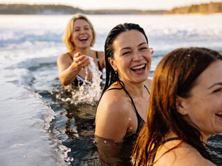 Frauen beim Eisbaden in einem gefrorenen See