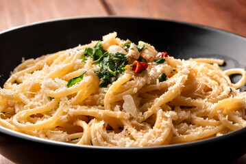 Spaghettoni con aglio, olio, peperoncino e pecorino romano, Pasta Italiana 