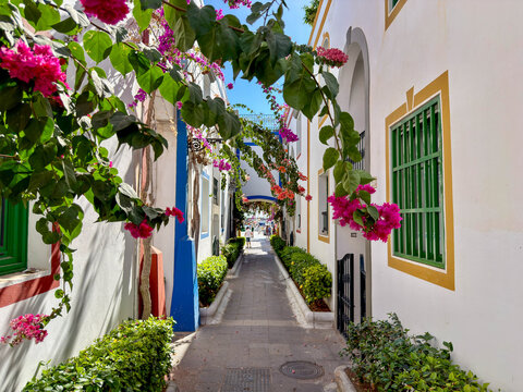 Gasse im Fischerort Puerto de Mogan auf Gran Canaria, Kanarische Inseln