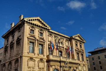 Fototapeta premium Hôtel de ville de Marseille. Mairie de Marseille. Immeuble du XVIIe siècle pavoisé de drapeaux tricolores. Quai du port, 2e arrondissement de Marseille, France.