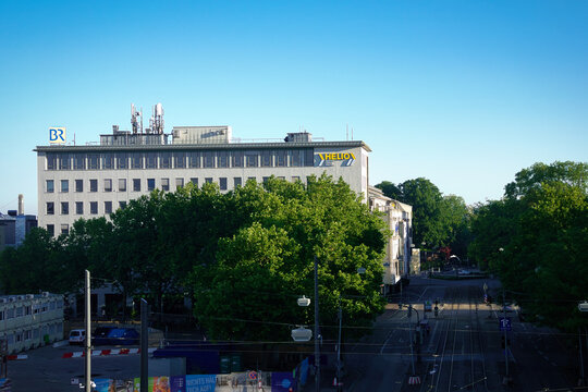 Geb&auml;ude am Augsburger Hauptbahnhof mit dem Helio Einkaufscenter und Studio Augsburg des Bayrischen Rundfunks (BR)