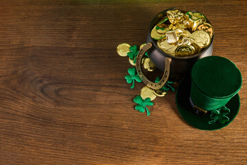 Naklejka premium St. Patrick's day pot of gold with shamrocks and leprechaun hat