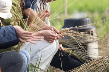 しめ縄づくりをする様子
