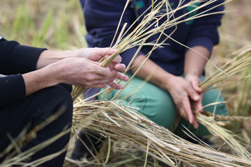 しめ縄づくりをする様子
