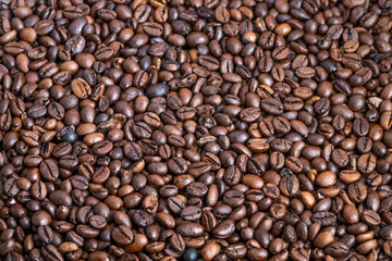 Fototapeta premium Dense pile roasted coffee beans bulk, warehouse supply context with consistent roast level and readyforpackaging appearance ideal for commerce and distribution imagery