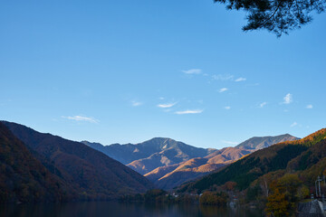 Obraz premium 山梨県山梨市三富 紅葉の広瀬湖と木賊山