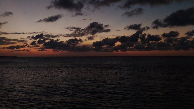 Um p&ocirc;r do sol sobre o mar cria com uma atmosfera calma e introspectiva. 