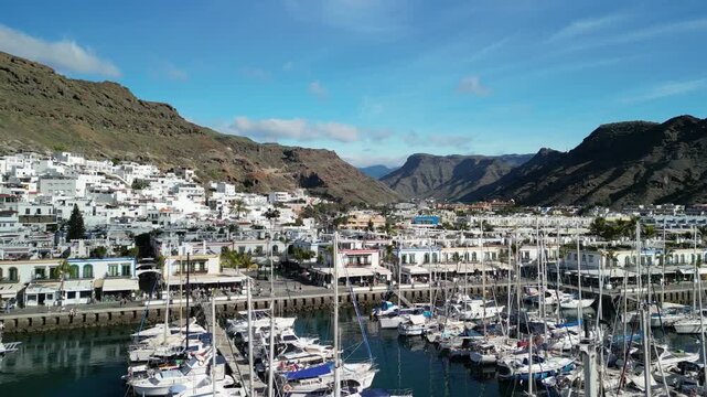 Puerto Mogan - Gran Canaria - Wyspy Kanaryjskie - Hiszpania - piękne portowe miasteczko nazwane Wenecją wysp kanaryjskich. Kolorowe domy, piekna plaża, port i g&oacute;ry nagrane dronem