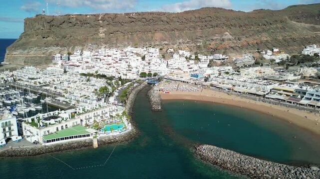 Puerto Mogan - Gran Canaria - Wyspy Kanaryjskie - Hiszpania - piękne portowe miasteczko nazwane Wenecją wysp kanaryjskich. Kolorowe domy, piekna plaża, port i g&oacute;ry nagrane dronem