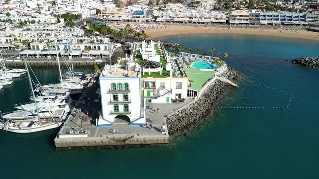 Puerto Mogan - Gran Canaria - Wyspy Kanaryjskie - Hiszpania - piękne portowe miasteczko nazwane Wenecją wysp kanaryjskich. Kolorowe domy, piekna plaża, port i g&oacute;ry nagrane dronem