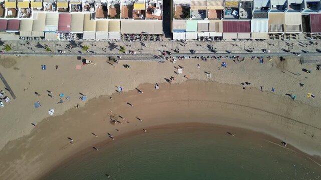 Puerto Mogan - Gran Canaria - Wyspy Kanaryjskie - Hiszpania - piękne portowe miasteczko nazwane Wenecją wysp kanaryjskich. Kolorowe domy, piekna plaża, port i g&oacute;ry nagrane dronem