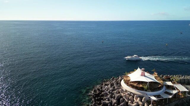 Puerto Mogan - Gran Canaria - Wyspy Kanaryjskie - Hiszpania - piękne portowe miasteczko nazwane Wenecją wysp kanaryjskich. Kolorowe domy, piekna plaża, port i g&oacute;ry nagrane dronem