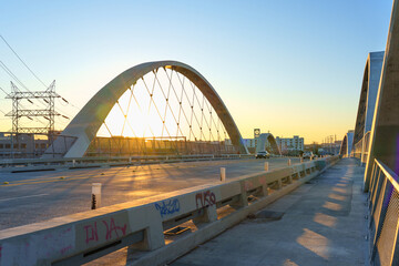 Obraz premium Los Angeles, California - January 10, 2026: Sixth Street Viaduct Arches at Sunset in Los Angeles