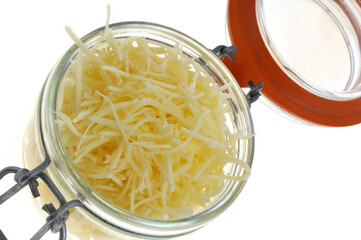 Bocal de fromage r&acirc;p&eacute; ouvert vu de dessus en gros plan isol&eacute; sur fond blanc