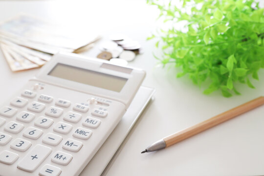 家計管理と支出計算のイメージ　電卓と現金