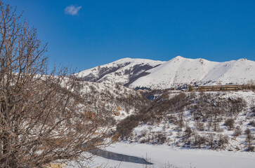 Fototapeta premium scenic view of Aytsasar mountain and Jermuk ropeway from Kechut Reservoir (Vayots Dzor, Armenia)