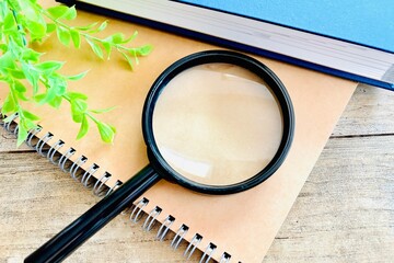 虫眼鏡と本とノート