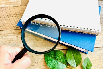 虫眼鏡と本とノート