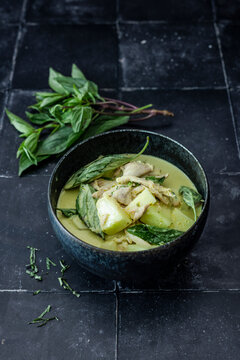 Gr&uuml;nes Curry mit H&auml;hnchen und Melone (Gaeng Kiaw Wan Gai Sai Fak)