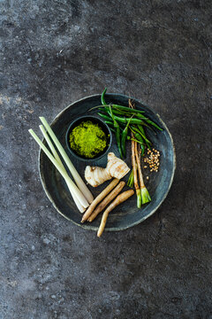 Gr&uuml;ne Currypaste mit Zutaten (Prik Gaeng Kiaw Wan)