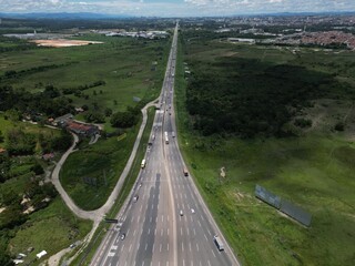 Obraz premium Praça de pedágio em rodovia movimentada, simbolizando mobilidade, transporte, logística e conexão entre cidades. Conceito de tráfego, infraestrutura moderna, viagens, deslocamento e fluxo econômico.