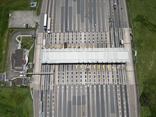 Obraz premium Praça de pedágio em rodovia movimentada, simbolizando mobilidade, transporte, logística e conexão entre cidades. Conceito de tráfego, infraestrutura moderna, viagens, deslocamento e fluxo econômico.