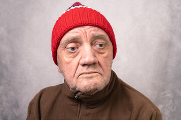 portrait vieil homme bonnet rouge mal &agrave; l'aise