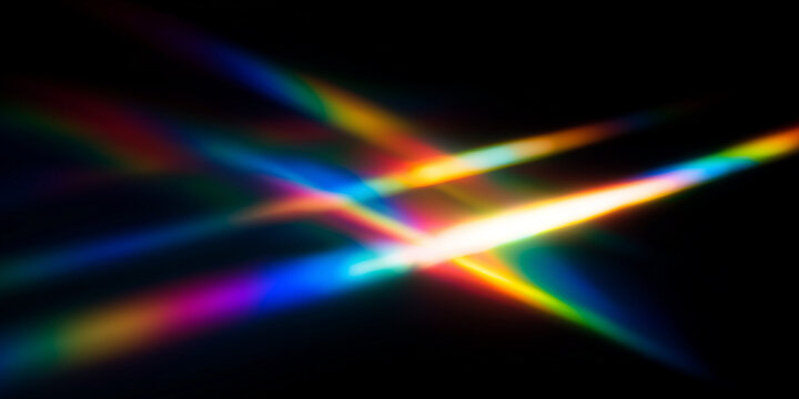 Prismatische Lichtstrahlen mit Regenbogenfarben auf schwarzem Hintergrund