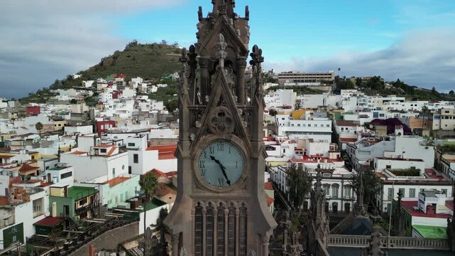 Arucas - Gran Canaria - Hiszpania - pięknie położona miejscowość z niesamowitym czarnym kościołem nagrana z powietrza, piękne ujęcia