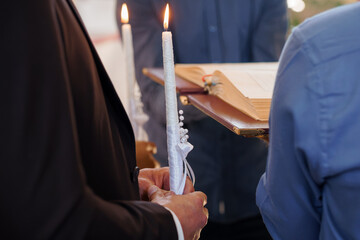 Obraz premium Wedding Ceremony Ritual with Lit White Candles and Pearl Decorations During Religious Service