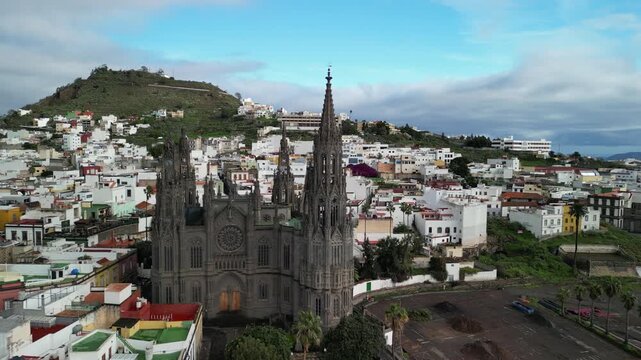 Arucas - Gran Canaria - Hiszpania - pięknie położona miejscowość z niesamowitym czarnym kościołem nagrana z powietrza, piękne ujęcia