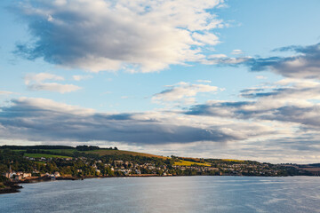 Obraz premium River Tay waterfront town under dramatic cloudy sky