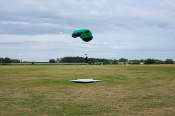 Obraz premium parachutists in the blue sky